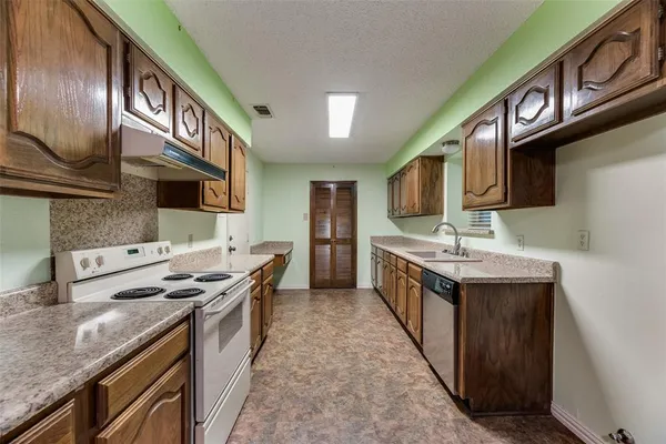 $320,000 | 208 Lorene Drive, Red Oak, TX 75154