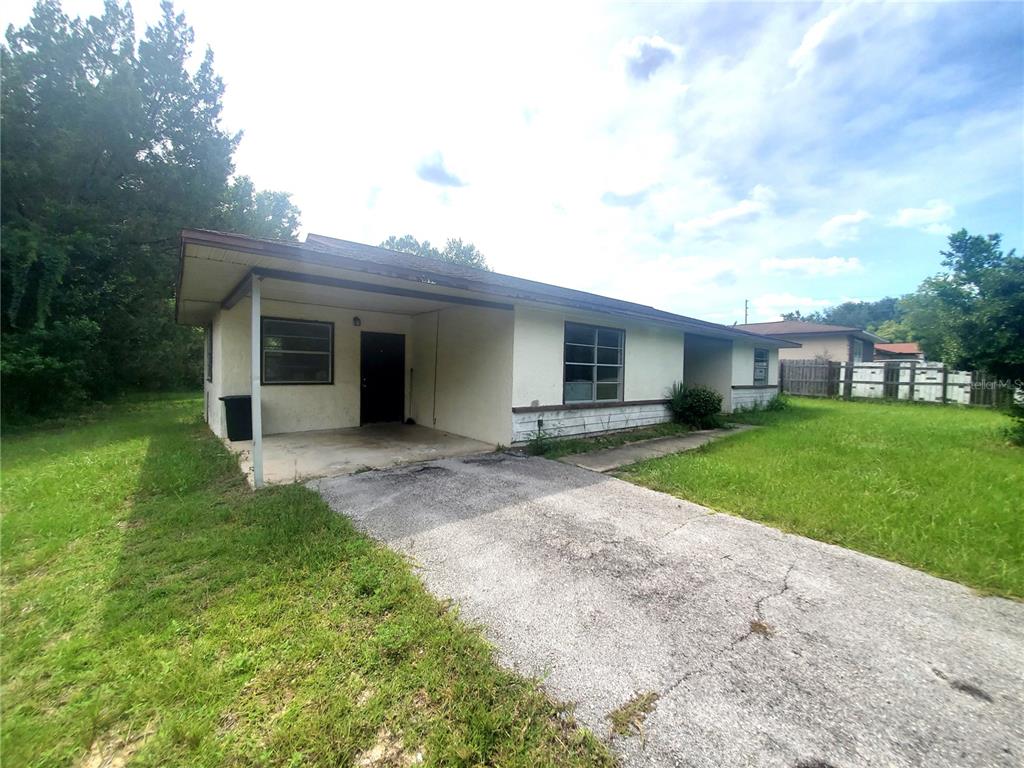 a view of a house with a yard