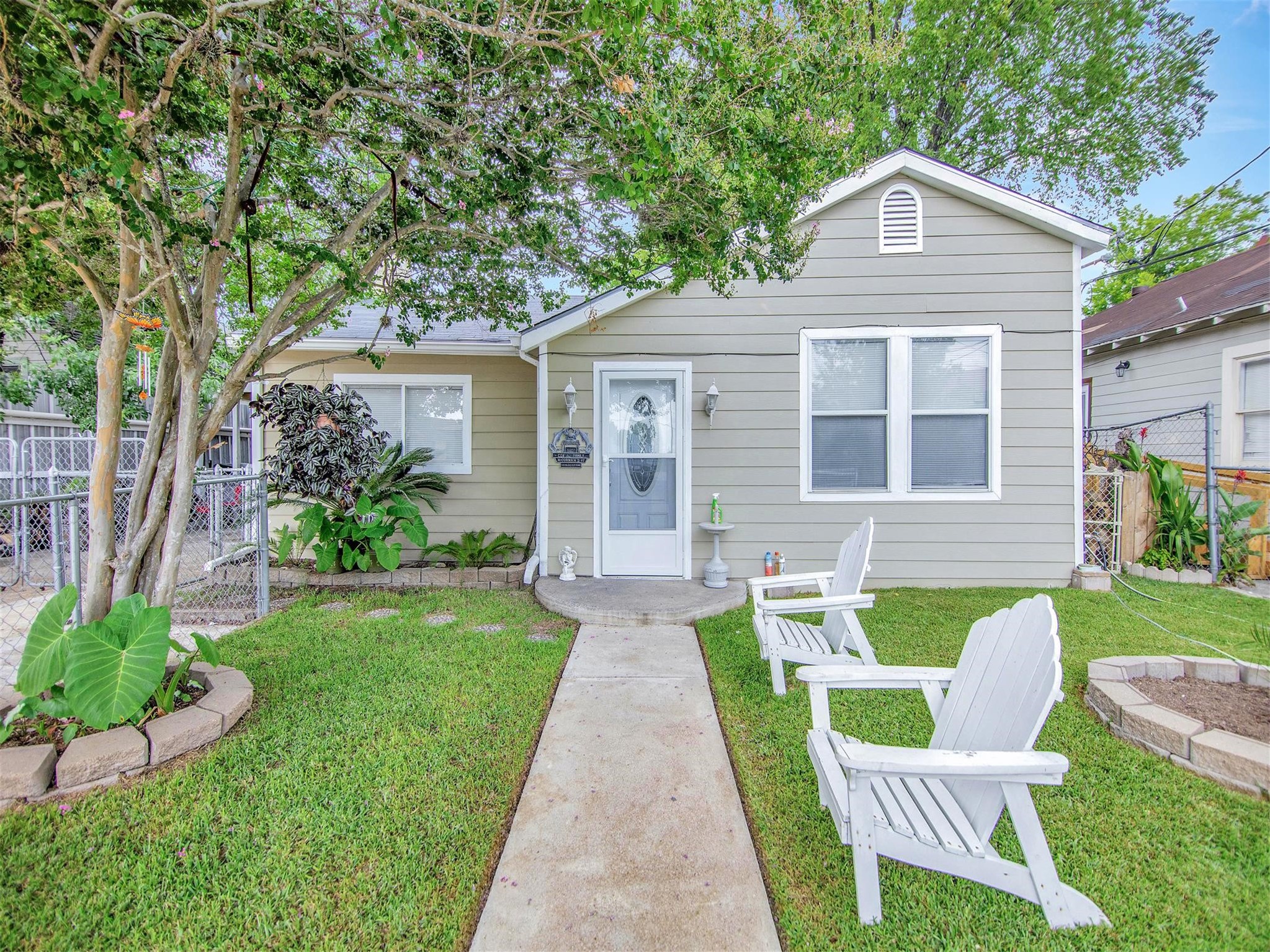 5207 McCormick Street Houston, TX 77023 - Photo 1 of 33 a front view of a house with garden