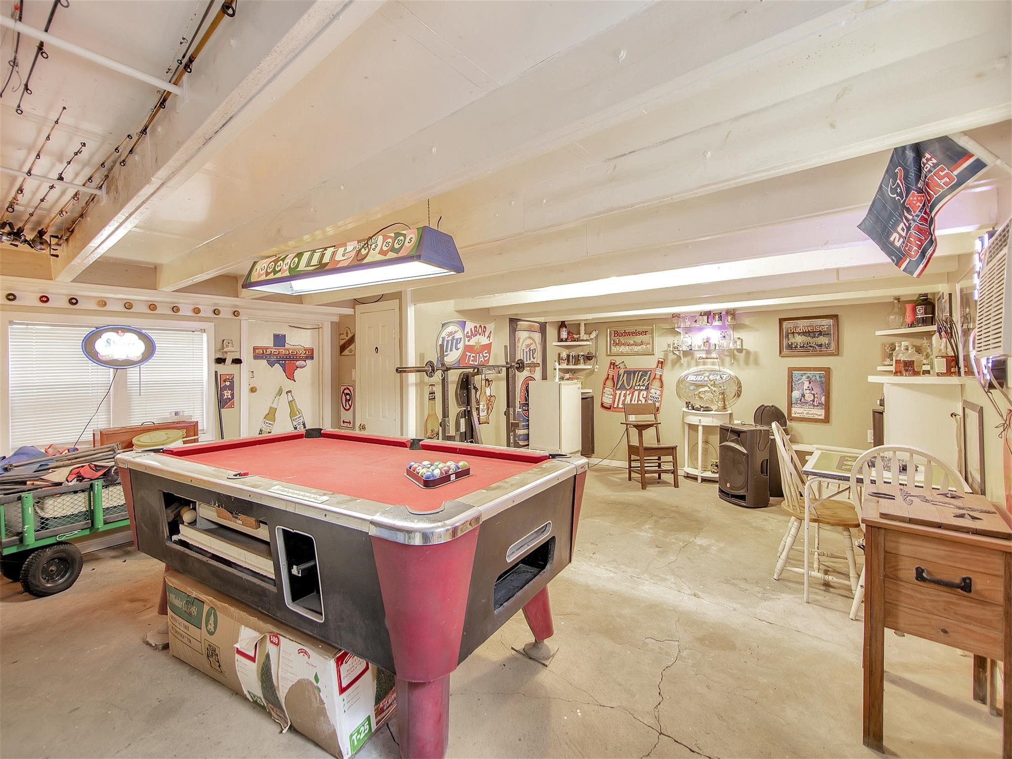 5207 McCormick Street Houston, TX 77023 - Photo 31 of 33 a room with table and chairs