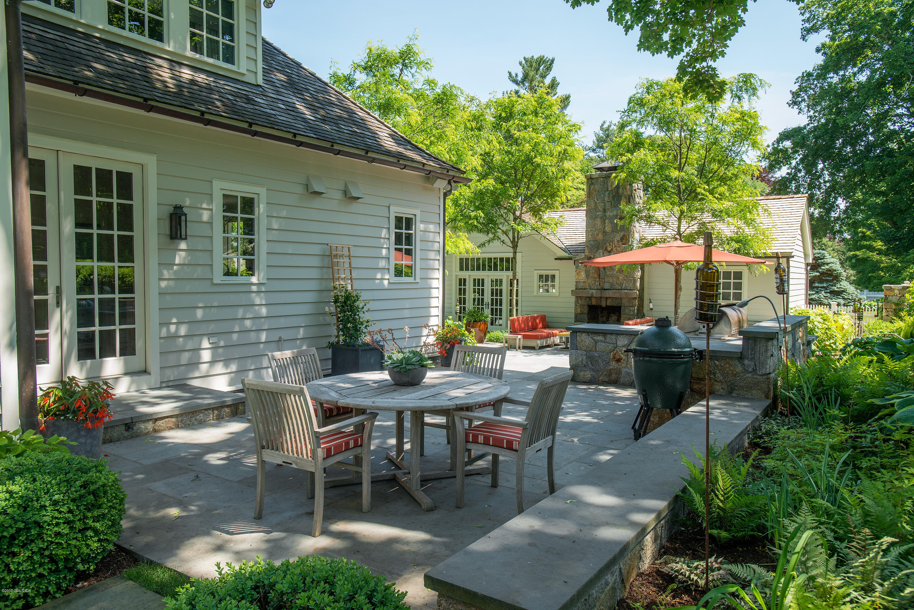 8 Mountain Wood Drive Greenwich, CT 06830 - Photo 13 of 22 a backyard of a house with a table and chairs