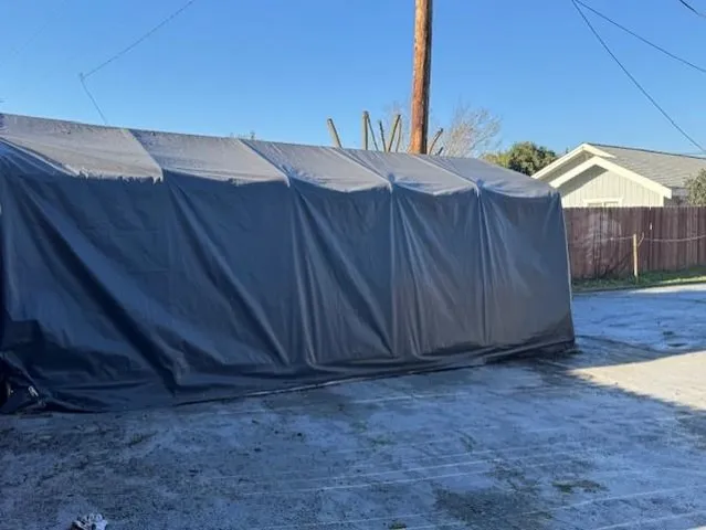 a view of a backyard