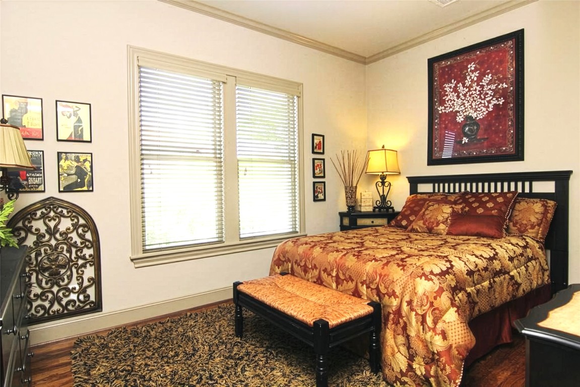 1307 Rosedale Street Houston, TX 77004 - Photo 20 of 32 Second bedroom located on level 3 with ensuite bath and walk-in closet.