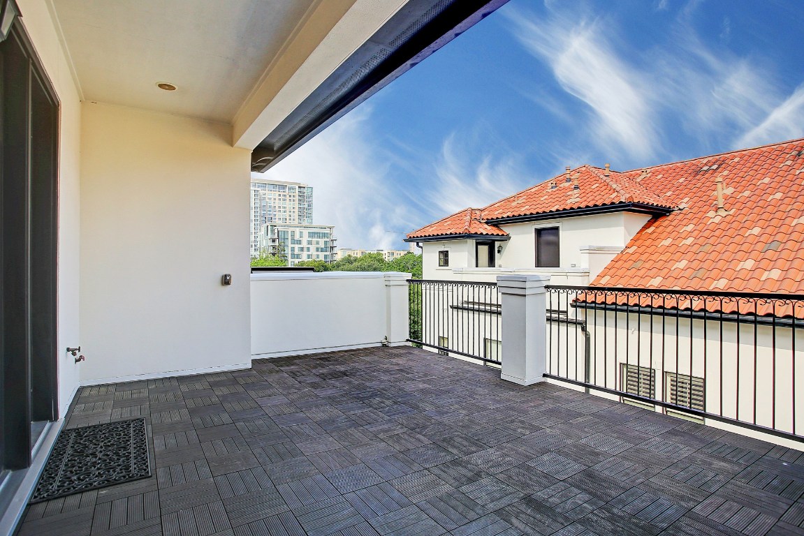 1307 Rosedale Street Houston, TX 77004 - Photo 27 of 32 Large top level deck is ready for your outdoor relaxation and entertaining! Plenty of room for seating and dining. Water and gas are available for your plants and grilling, or add an outdoor kitchen!