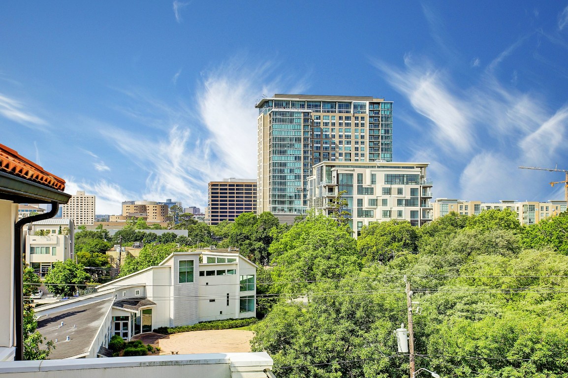 1307 Rosedale Street Houston, TX 77004 - Photo 29 of 32 Beautiful views of the sky and Medical Center area from the 4th level patio