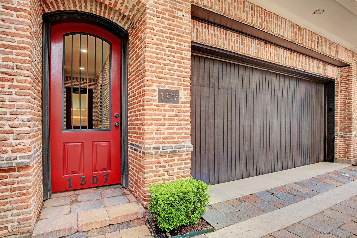 1307 Rosedale Street Houston, TX 77004 - Photo 3 of 32 Welcome home to 1307 Rosedale St! Private entrance leads to a shaded courtyard entry.
