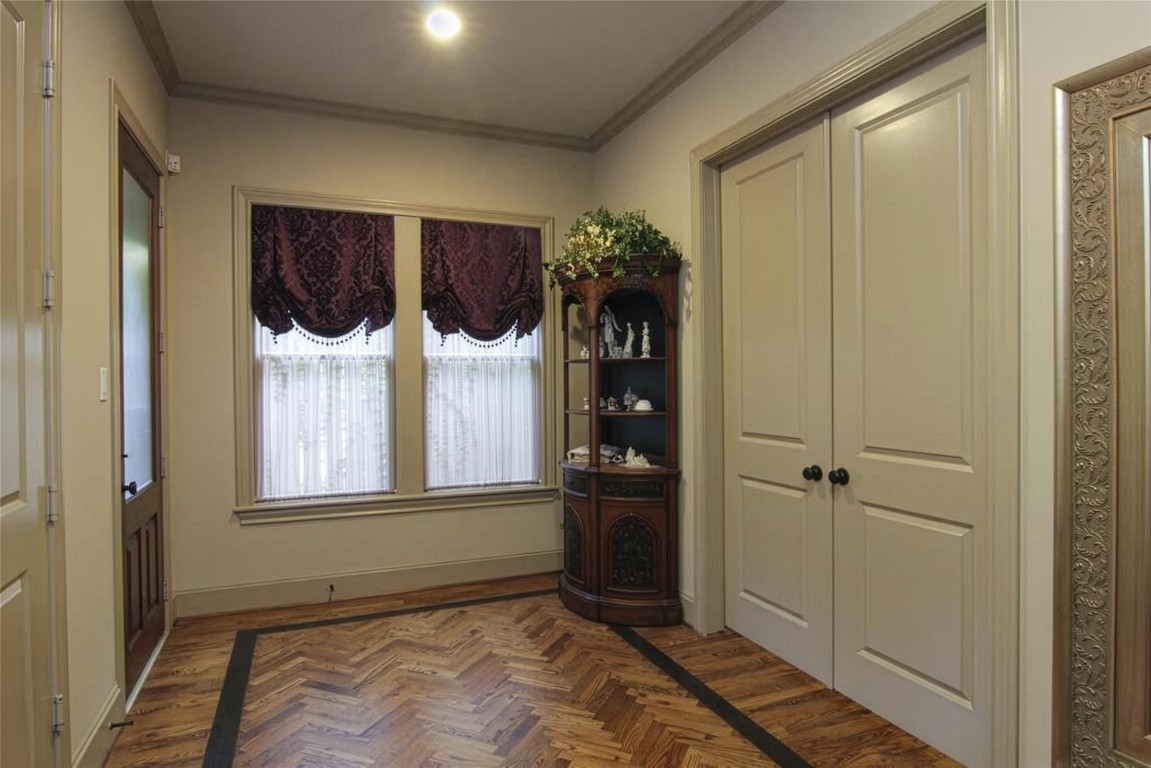 1307 Rosedale Street Houston, TX 77004 - Photo 5 of 32 Gracious entry with custom inlay hardwood flooring.
