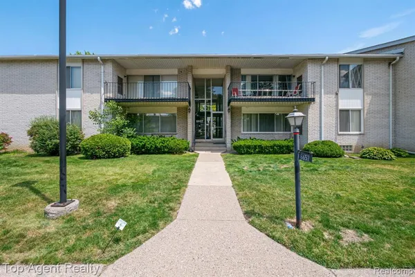 $1,350 | 8657 Kennedy Circle North, Unit 7, Warren, MI 48093
