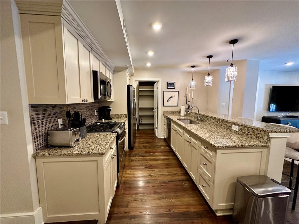 508 Toulouse Street, Unit 202 New Orleans, LA 70130 - Photo 3 of 10