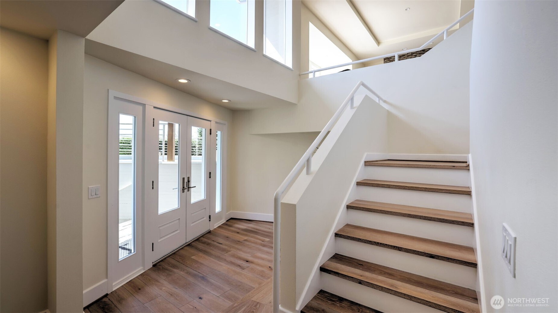 8158 West Mercer Way Mercer Island, WA 98040 - Photo 4 of 35