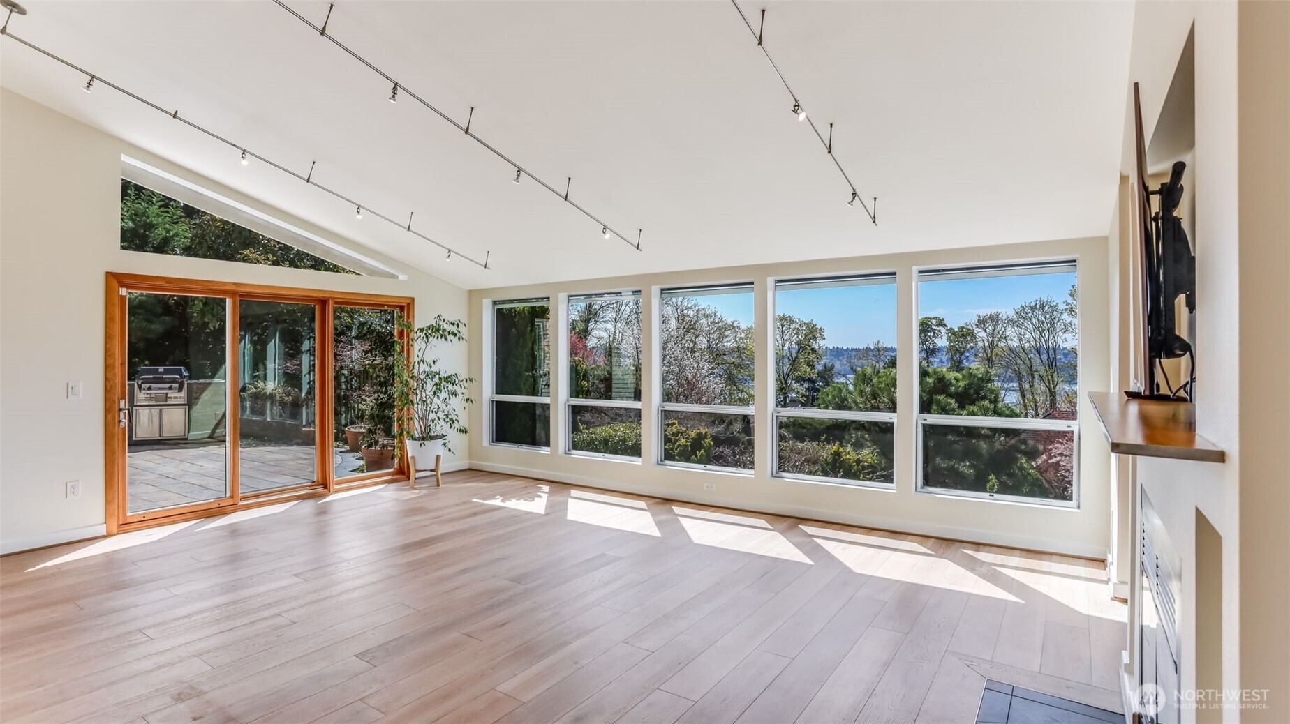 8158 West Mercer Way Mercer Island, WA 98040 - Photo 8 of 35