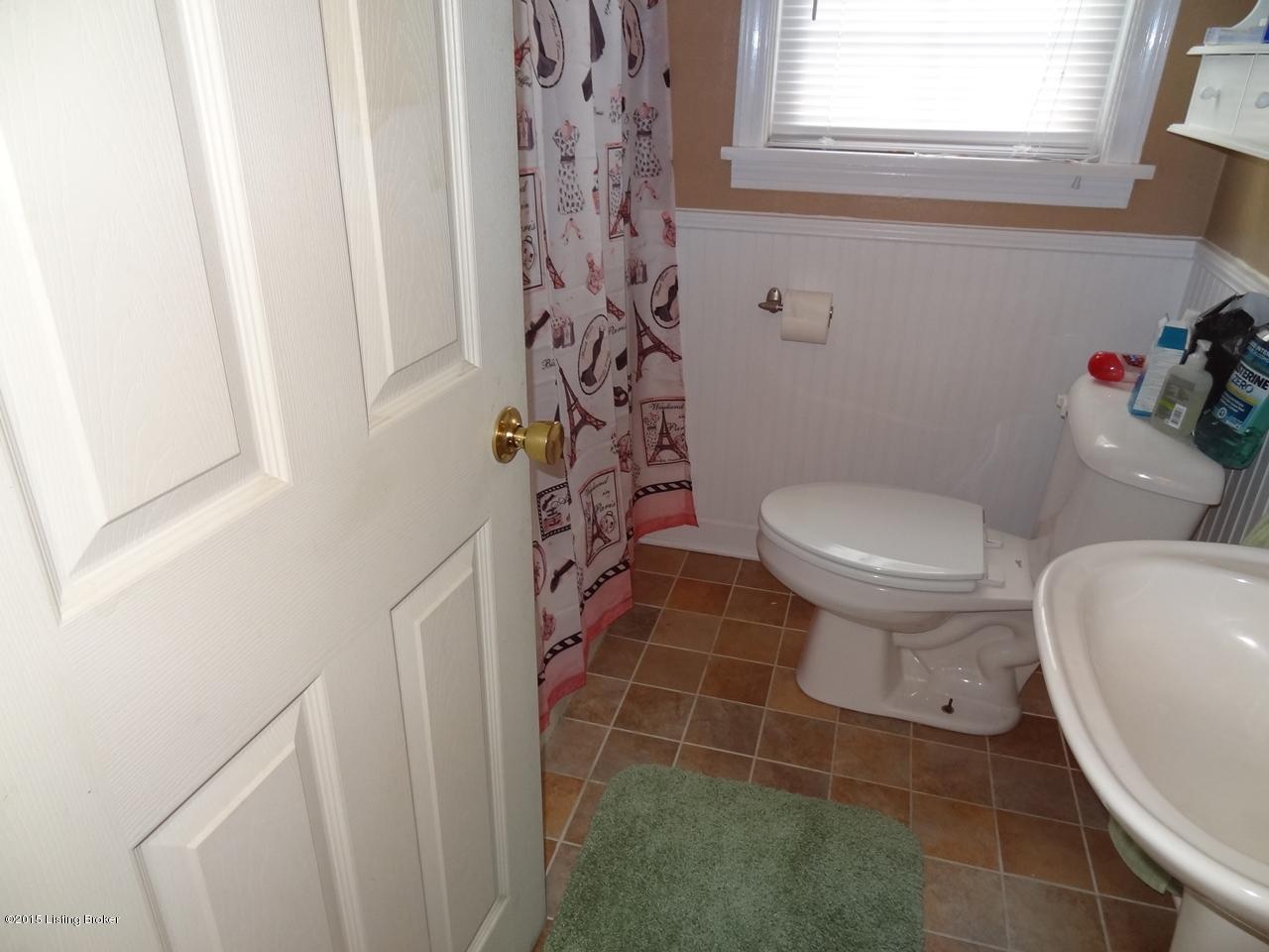 4403 Leeds Road Louisville, KY 40216 - Photo 16 of 32 Upstairs full bath