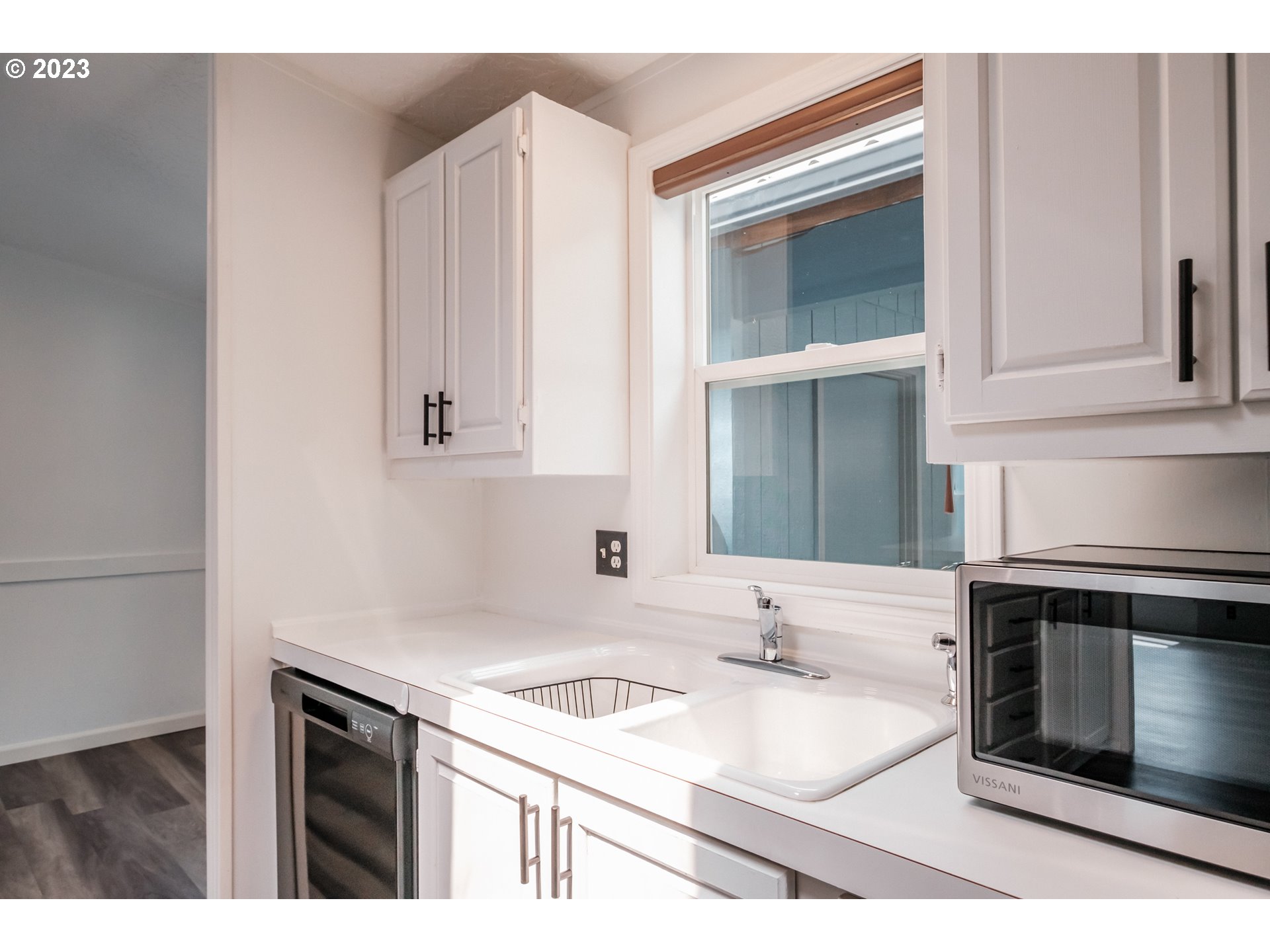 1401 West Ellendale Avenue, Unit 80 Dallas, OR 97338 - Photo 16 of 48 a kitchen with granite countertop a sink stove and cabinets