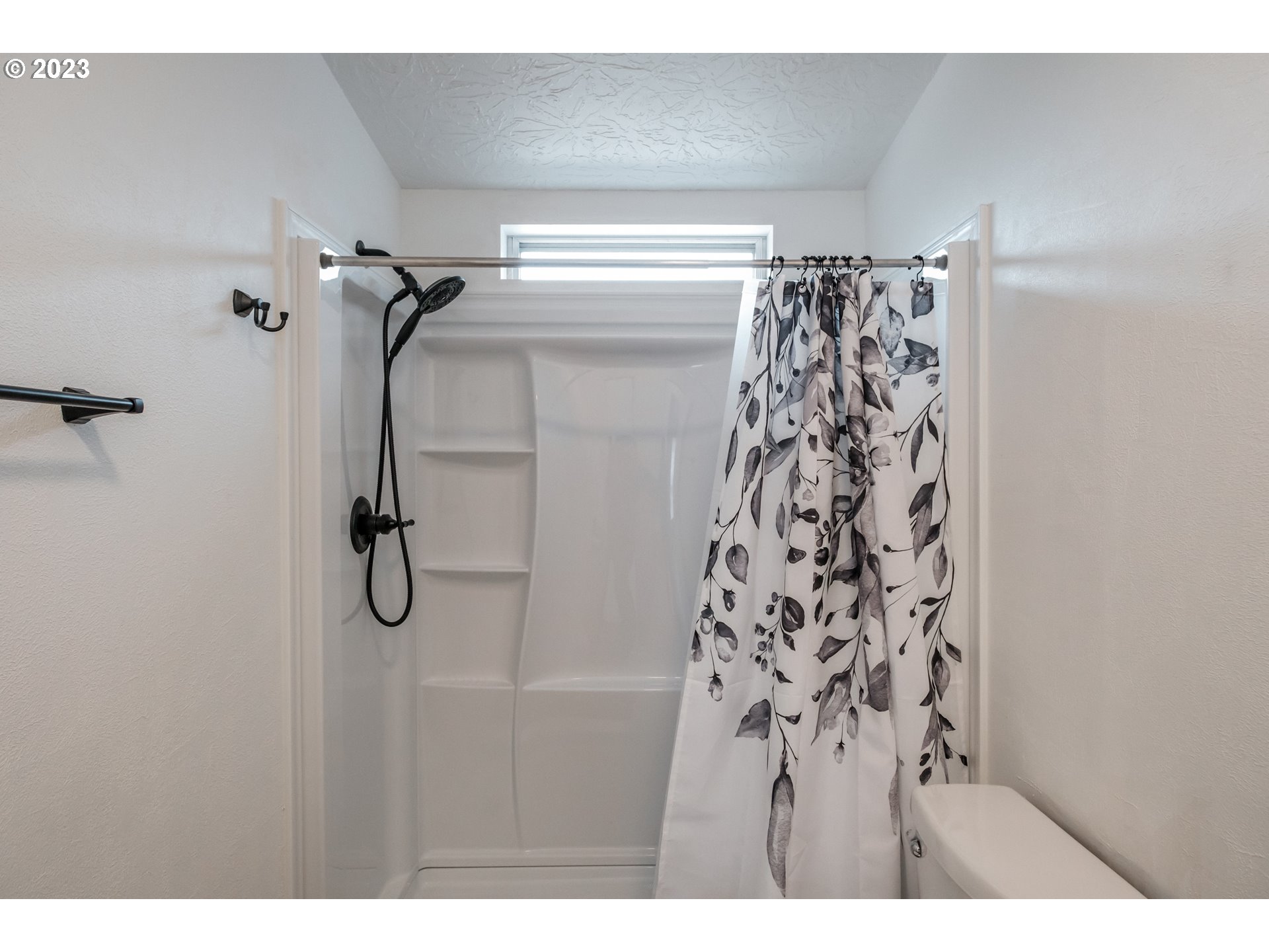 1401 West Ellendale Avenue, Unit 80 Dallas, OR 97338 - Photo 33 of 48 a picture of a bathroom with a shower