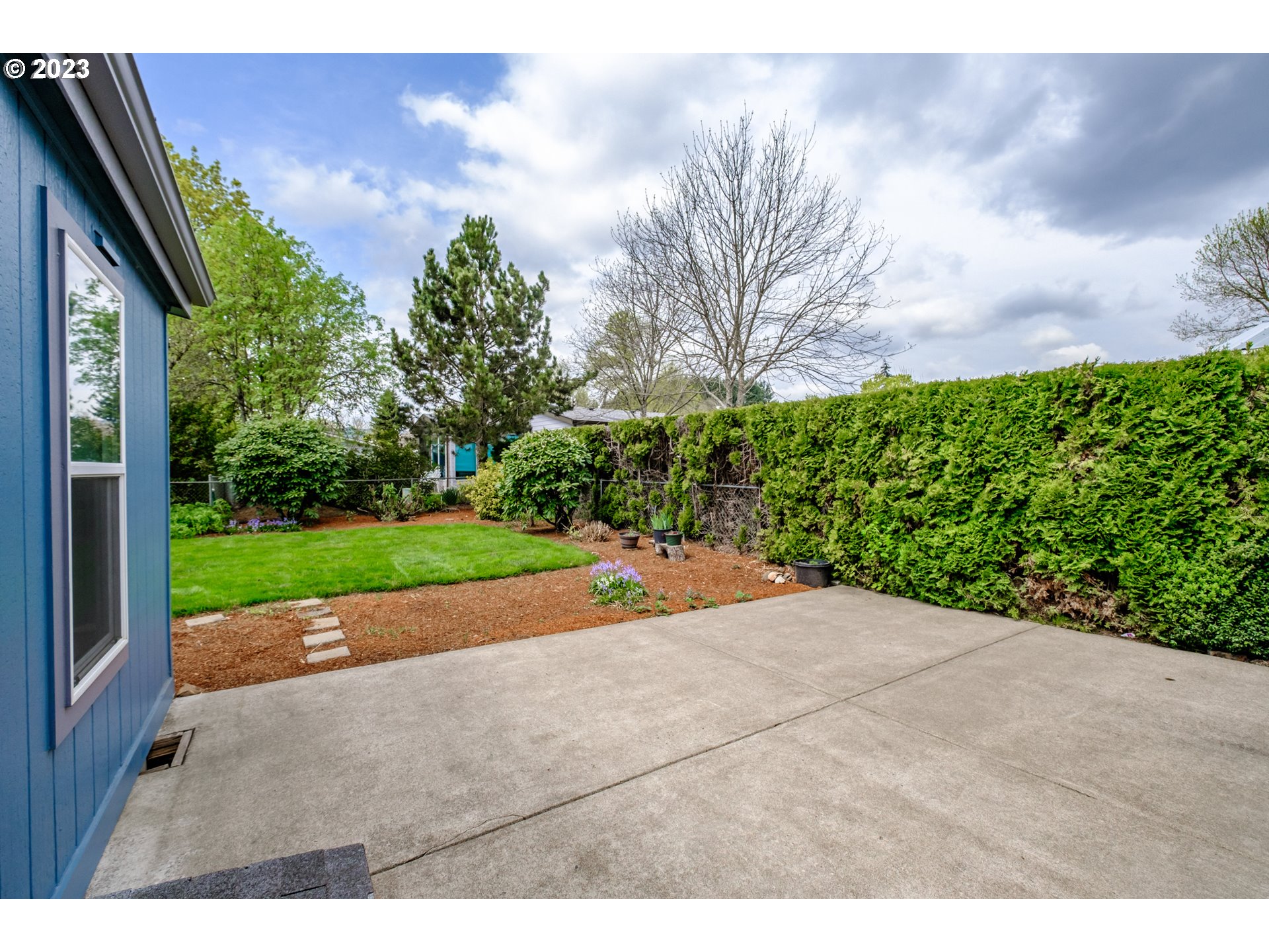 1401 West Ellendale Avenue, Unit 80 Dallas, OR 97338 - Photo 38 of 48 a backyard of a house with lots of green space