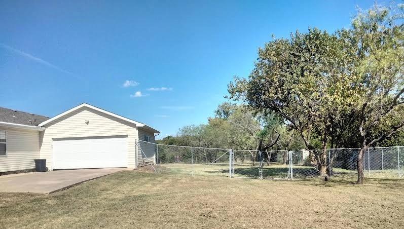 855 Tom Sawyer Road Ennis, TX 75119 - Photo 5 of 17 a backyard of a house with basket ball court