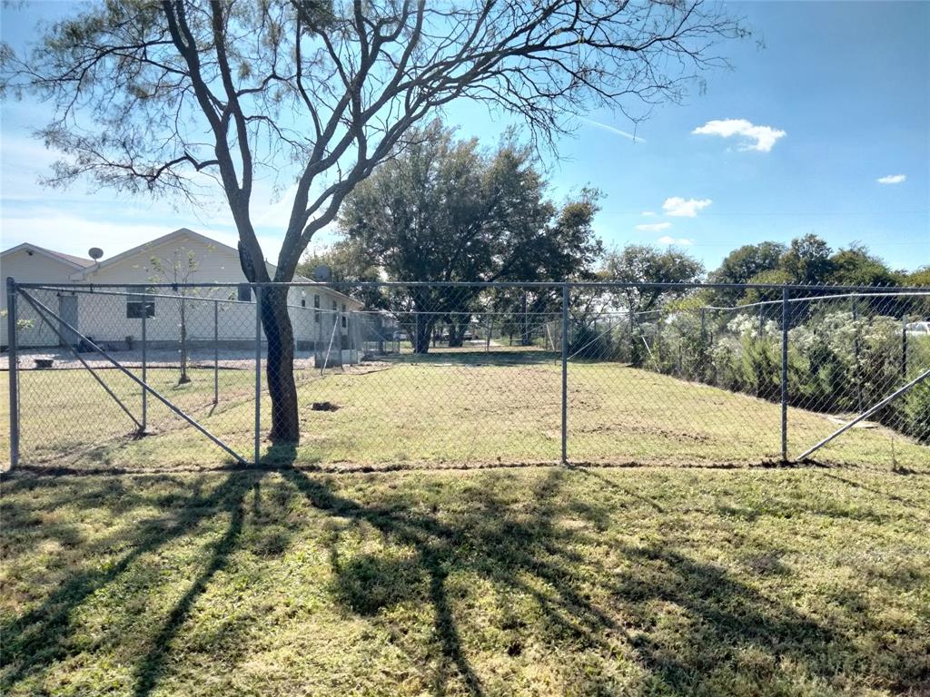 855 Tom Sawyer Road Ennis, TX 75119 - Photo 7 of 17 a view of a backyard