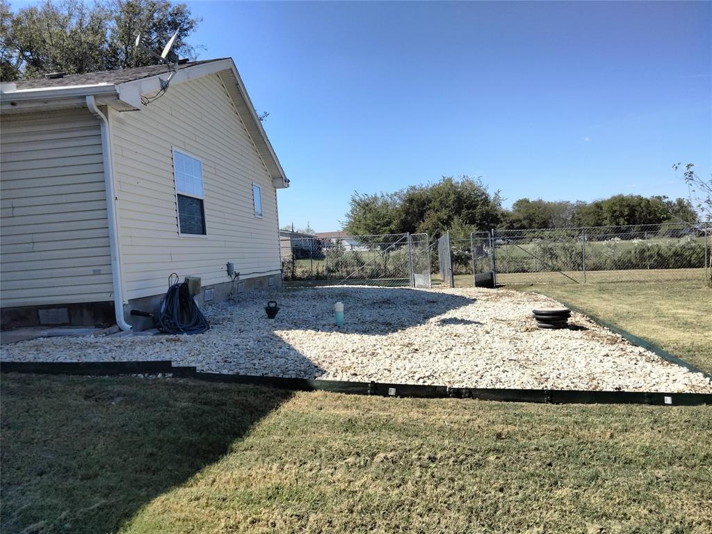 855 Tom Sawyer Road Ennis, TX 75119 - Photo 10 of 17 a view of a house with a yard