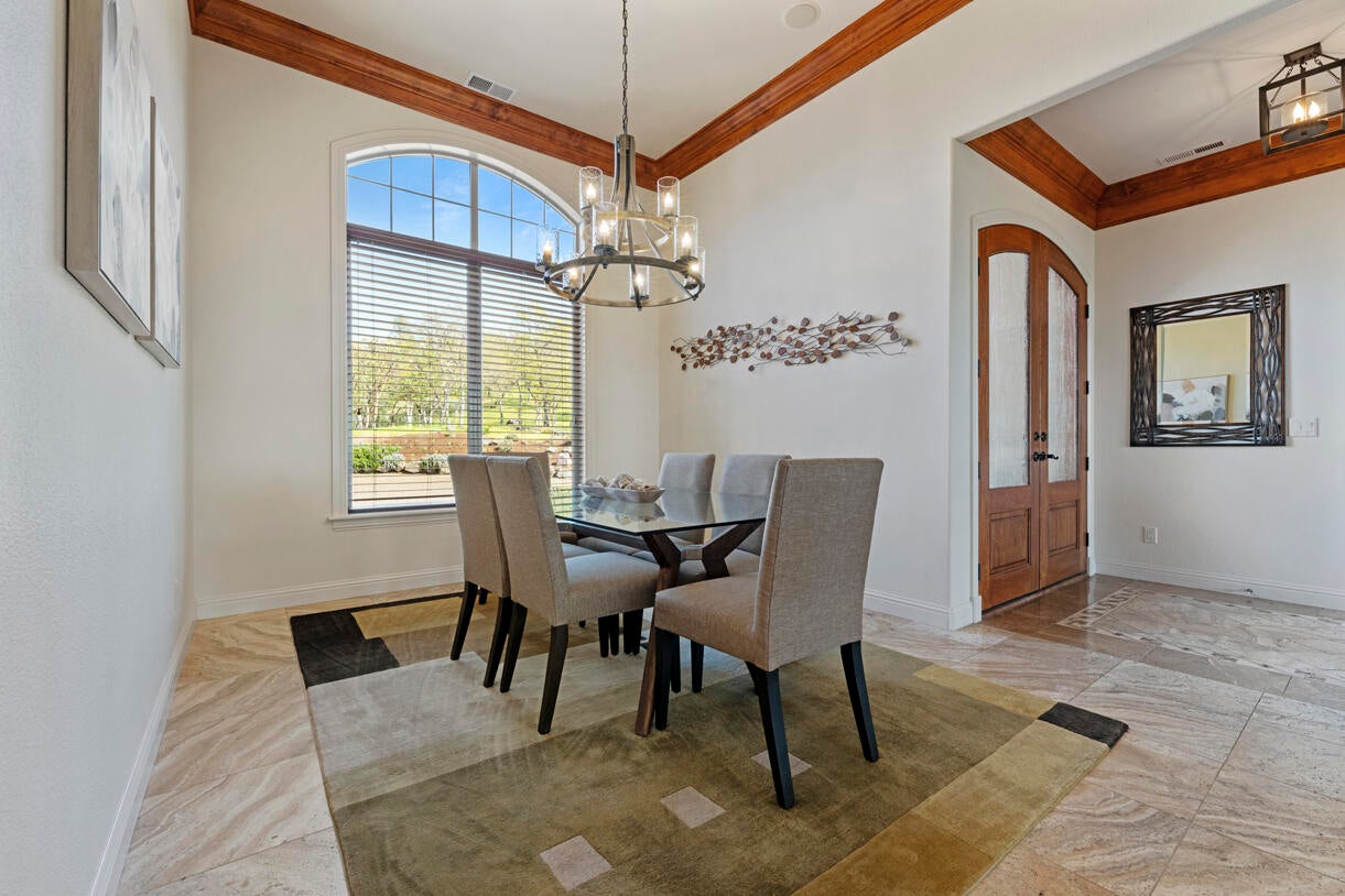 4137 Dry Creek Road Eagle Point, OR 97524 - Photo 23 of 47 Main floordining