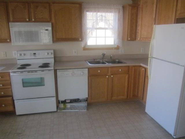 8502 Silver Lake Road, Unit 5 Mears, MI 49436 - Photo 2 of 9 263-464552 8502 w silverlake rd kitchen1