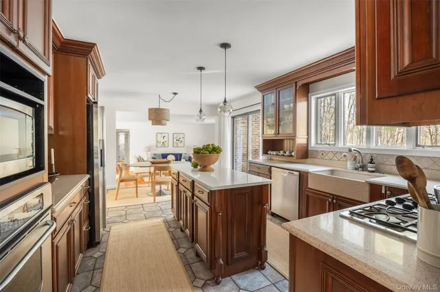 $1,150,000 | 3 Lisa Court, Red Hook, NY 12571