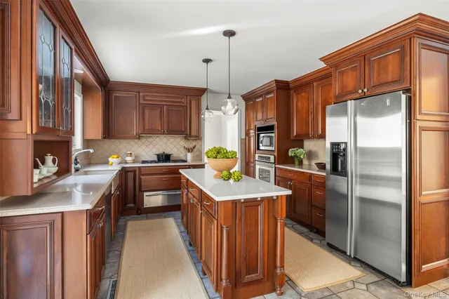 $1,150,000 | 3 Lisa Court, Red Hook, NY 12571