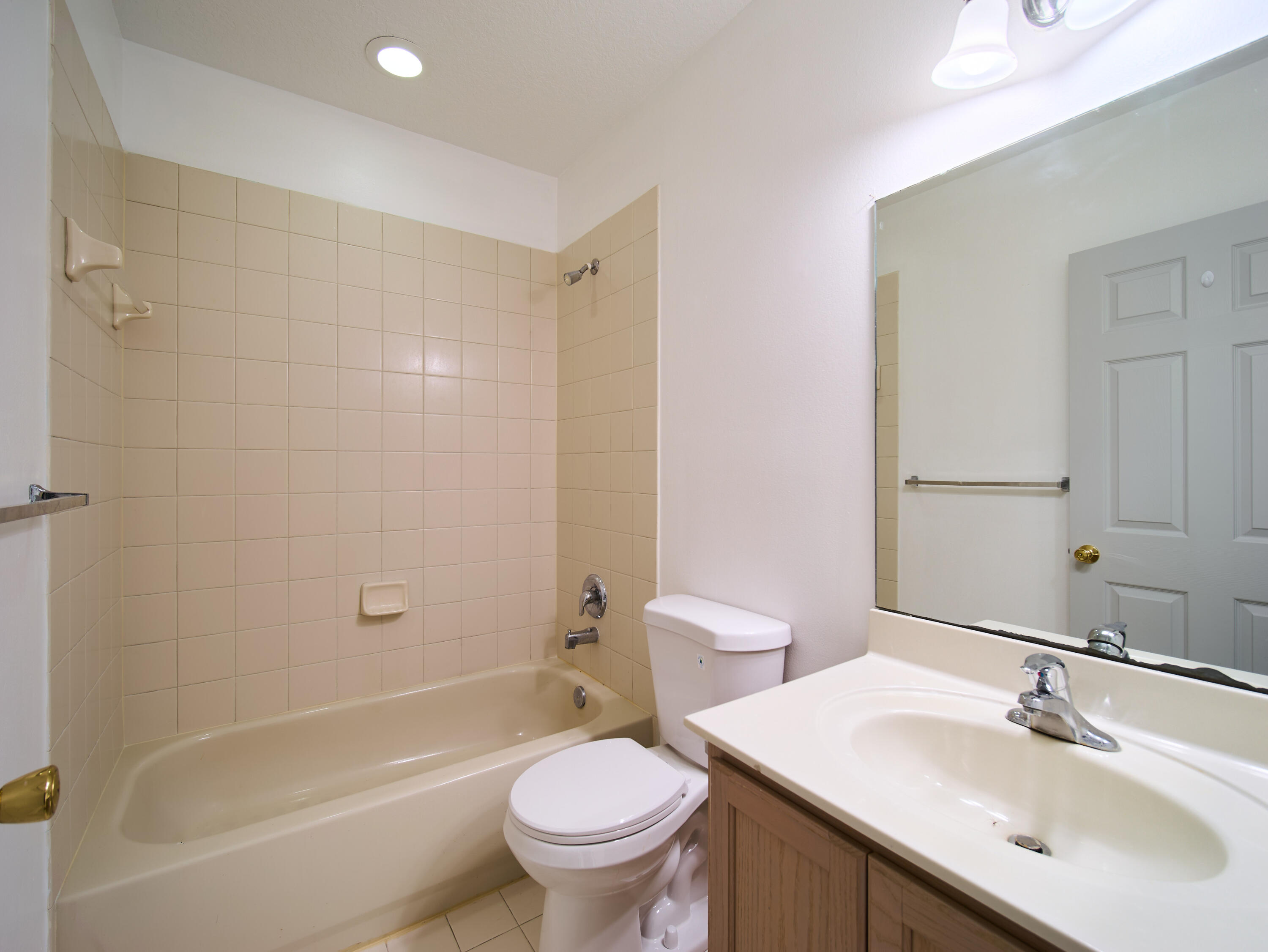 2052 Oakhurst Way Riviera Beach, FL 33404 - Photo 13 of 36 P1172380_HDR