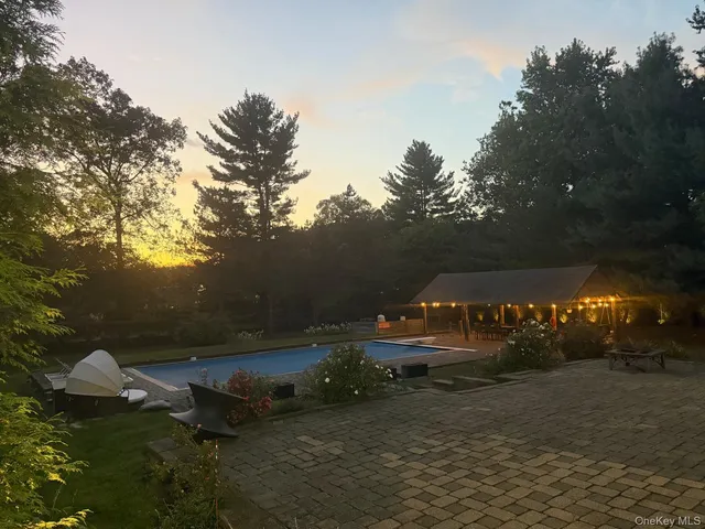 a sign that is sitting in the middle of a yard