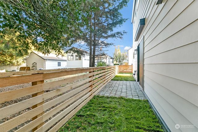 a view of a backyard with pathway