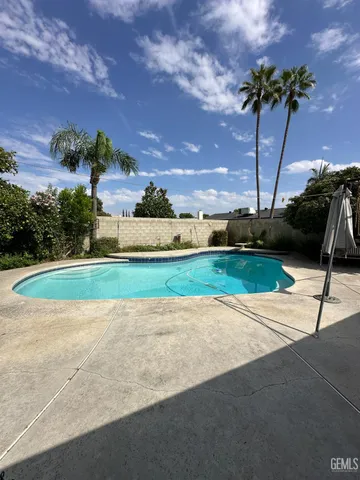 a view of a backyard