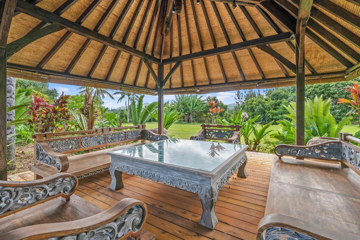 St, Unit 5 Kilauea, HI 96754 - Photo 4 of 26 a building outdoor space with patio furniture and potted plants