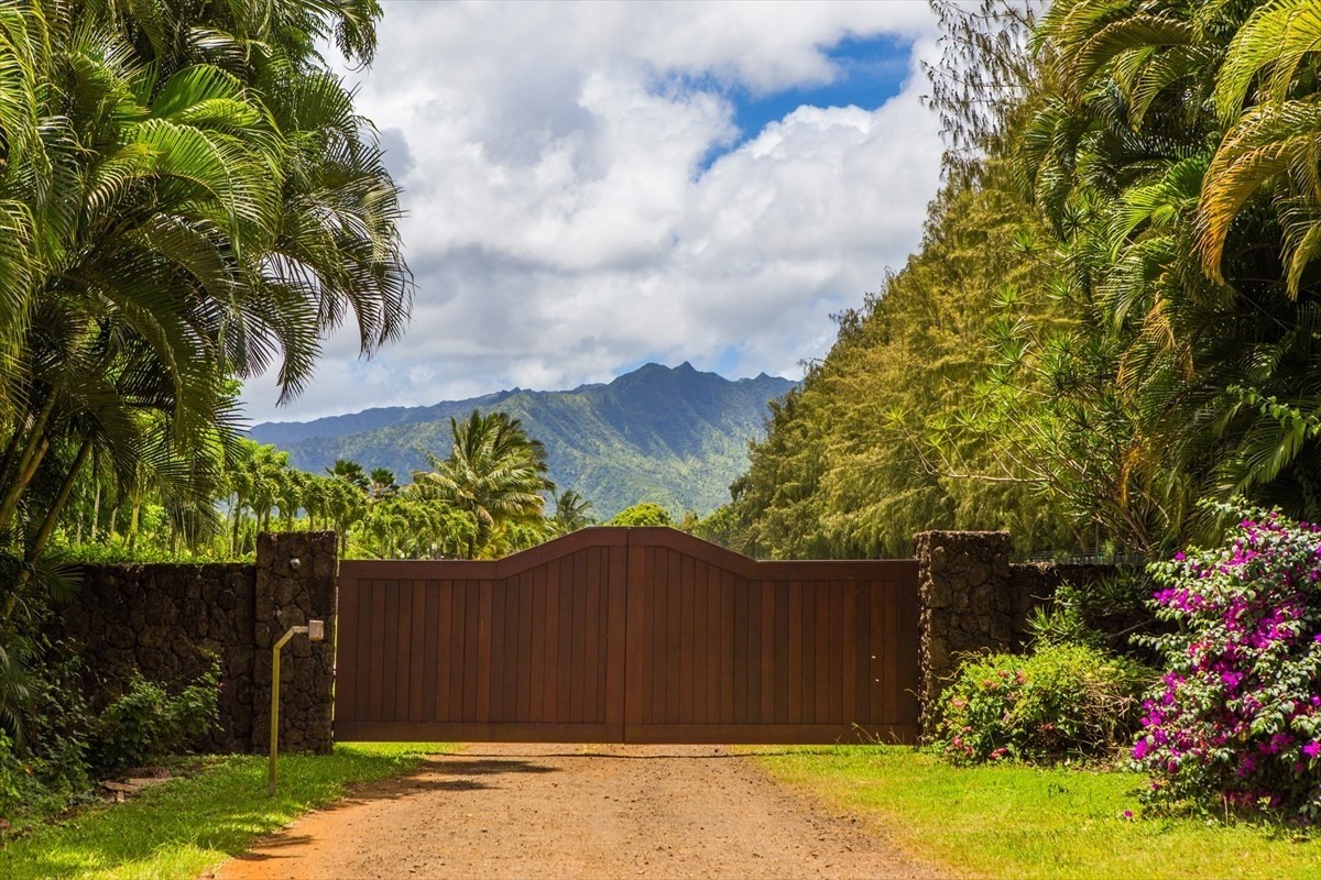 St, Unit 5 Kilauea, HI 96754 - Photo 7 of 26 a backyard of a house