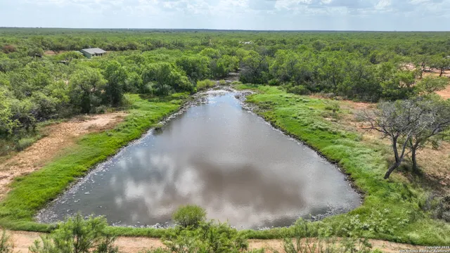 $885,000 | 6451 Bluntzer Road, Jourdanton, TX 78026