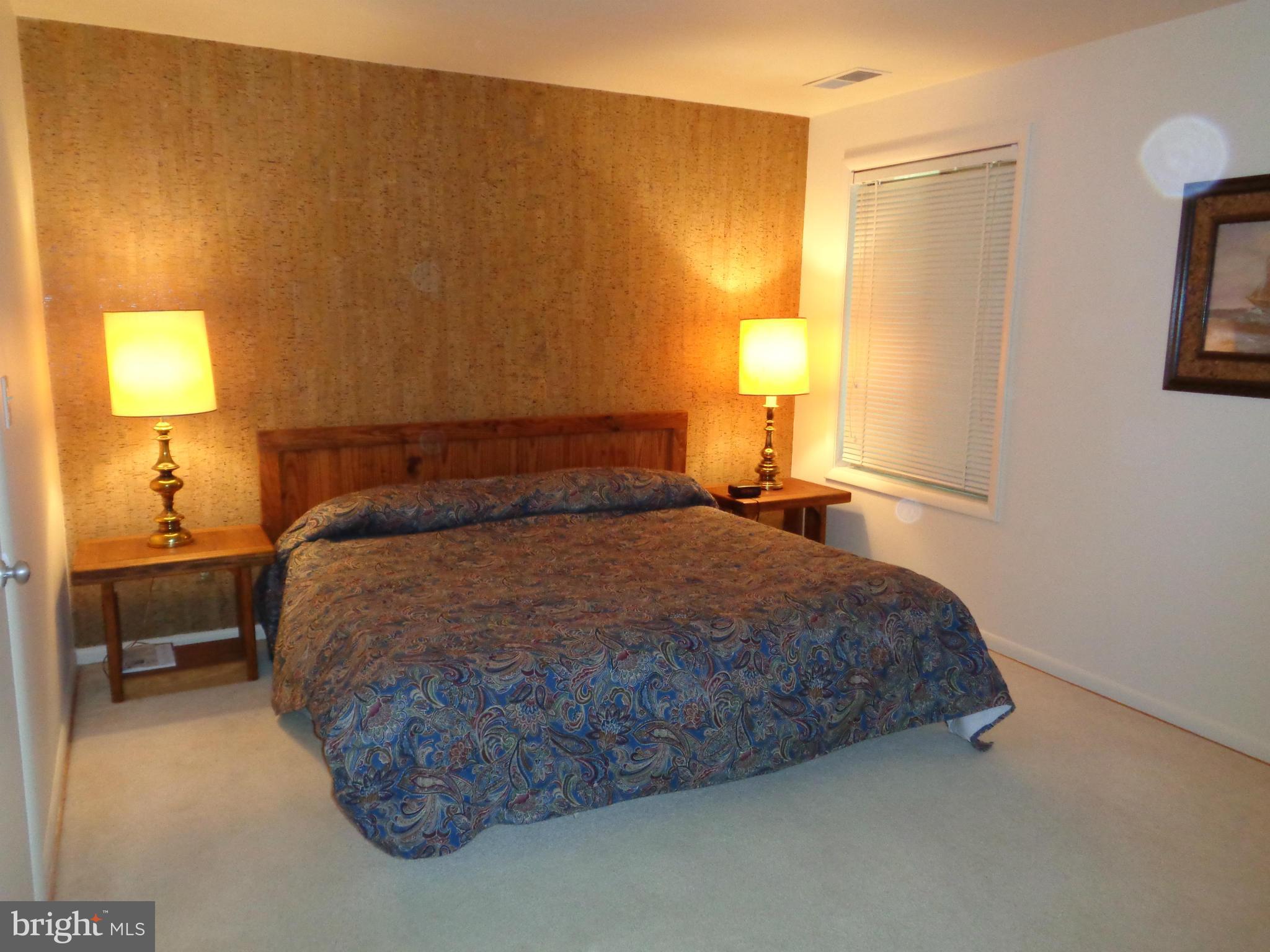 7 Cross Keys Road, Unit 7F Baltimore, MD 21210 - Photo 14 of 27 a bedroom with a bed and a lamp