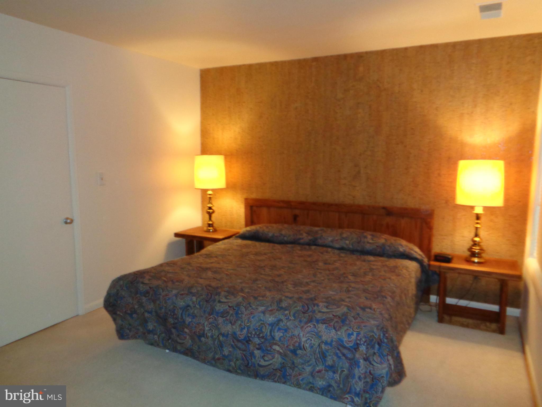 7 Cross Keys Road, Unit 7F Baltimore, MD 21210 - Photo 15 of 27 a bedroom with a bed and a lamp