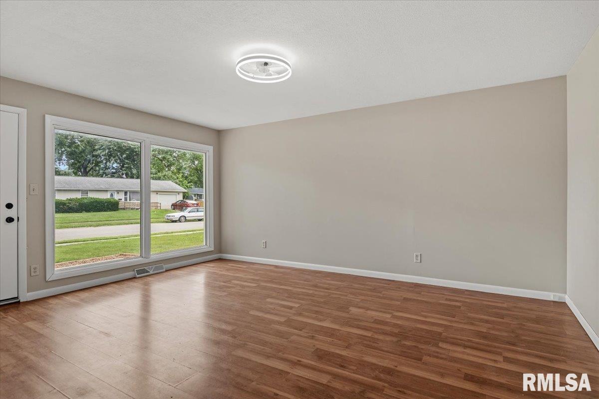701 Samuel Street Taylorville, IL 62568 - Photo 8 of 31