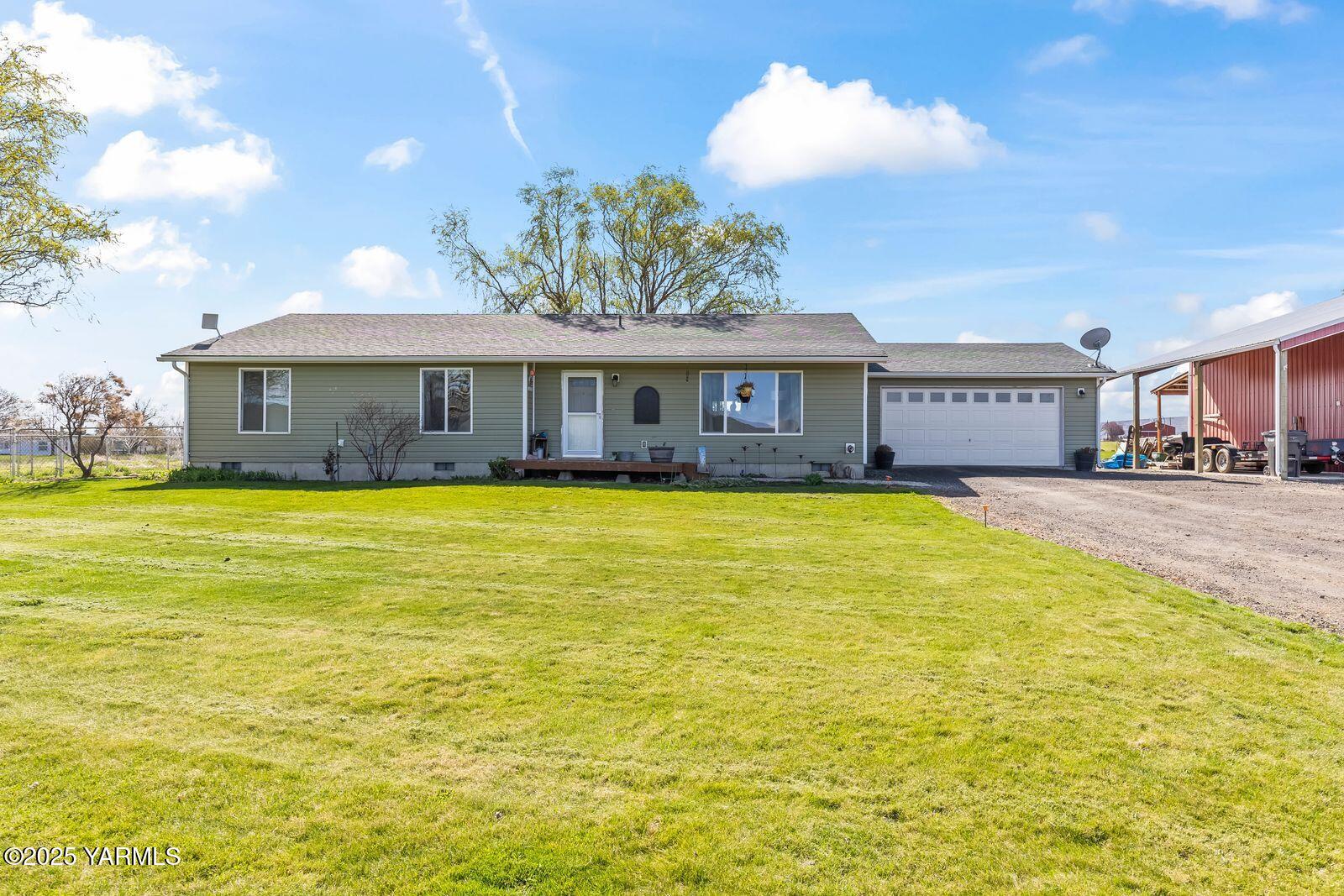 195 Rodgers Road Yakima, WA 98908 - Photo 4 of 43 a view of house that has a swimming pool