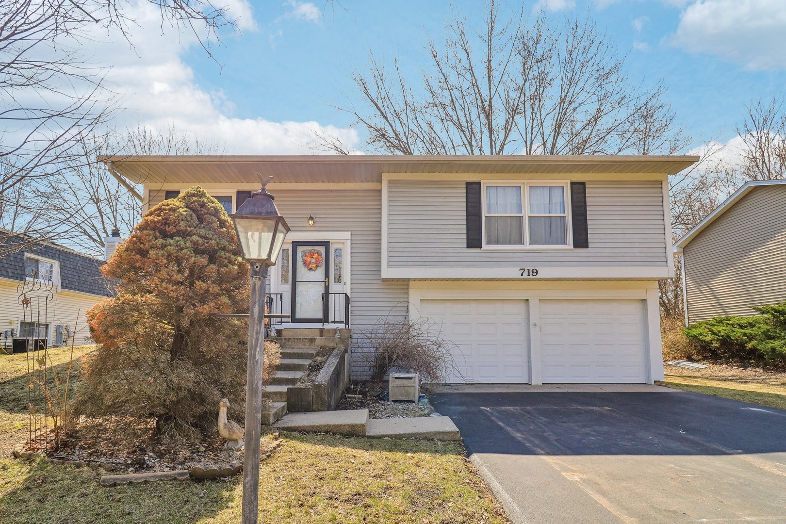 719 Manitou Street Cary, IL 60013 - Photo 2 of 33