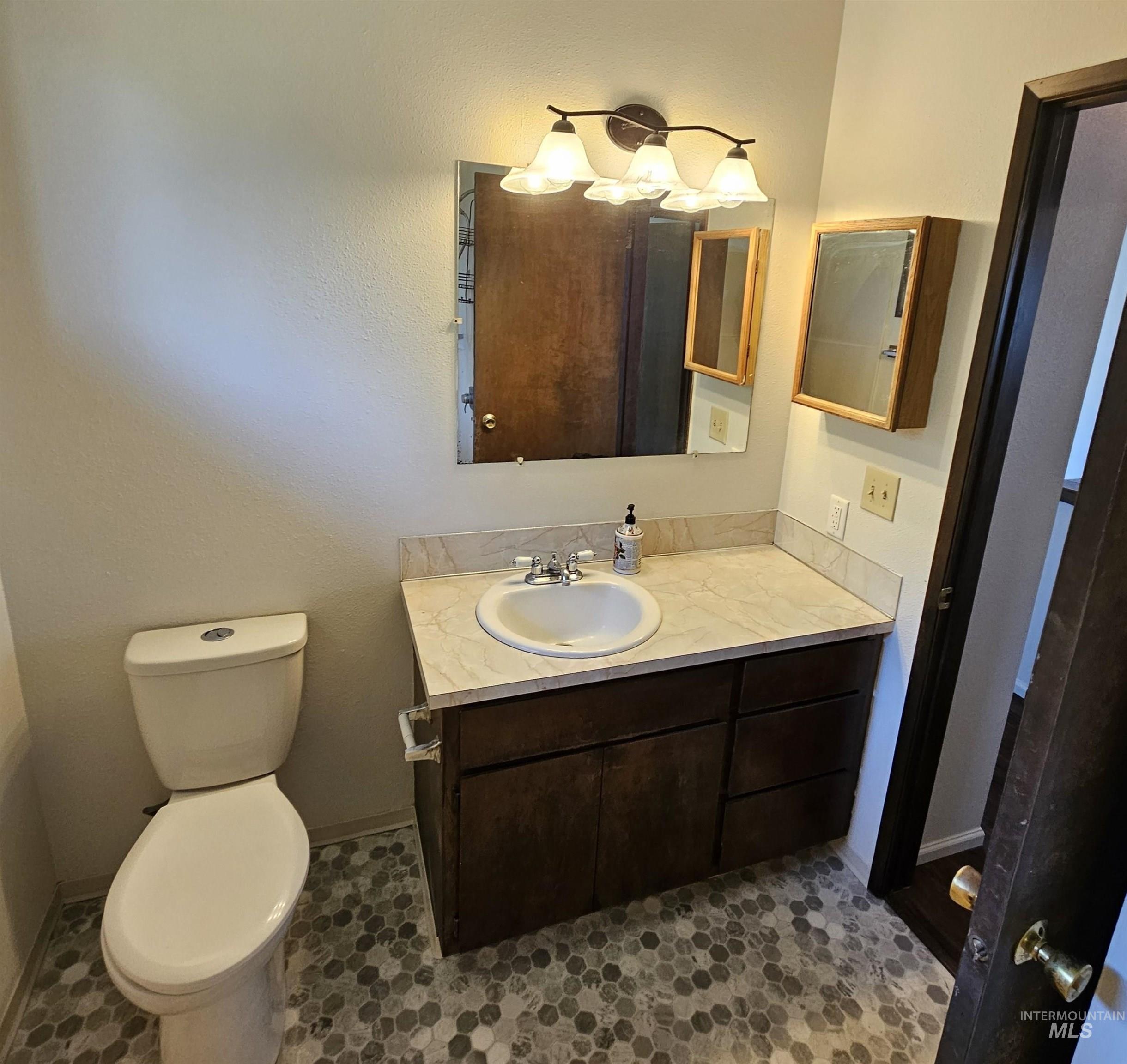 1825 Cedar Avenue Lewiston, ID 83501 - Photo 15 of 39 Half bath featuring vanity and toilet
