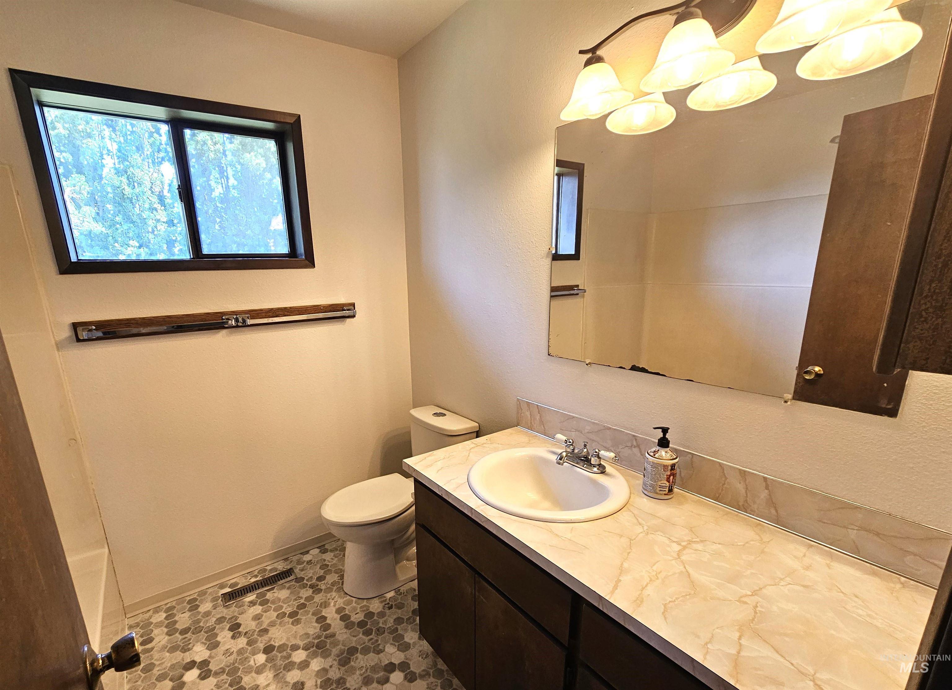 1825 Cedar Avenue Lewiston, ID 83501 - Photo 16 of 39 Full bathroom featuring vanity and a chandelier