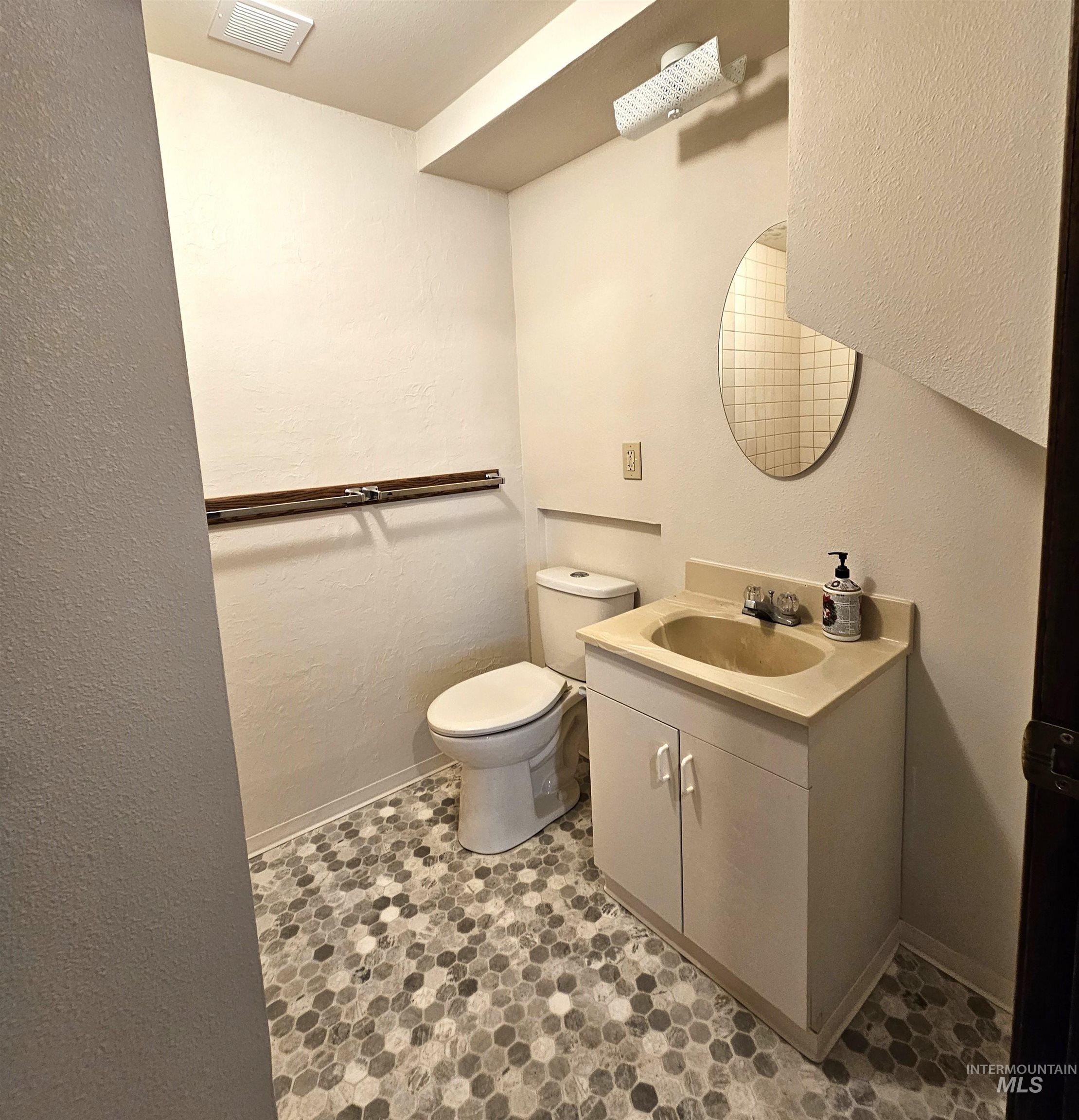 1825 Cedar Avenue Lewiston, ID 83501 - Photo 22 of 39 Half bathroom featuring a textured wall and vanity