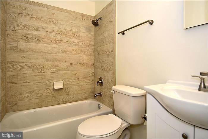 10706 Kings Riding Way, Unit T218 Rockville, MD 20852 - Photo 15 of 17 a bathroom with a sink a toilet and a bathtub