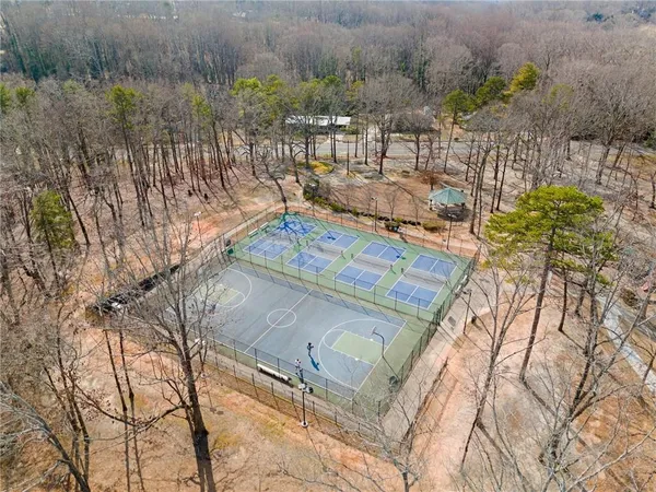 a view of a backyard