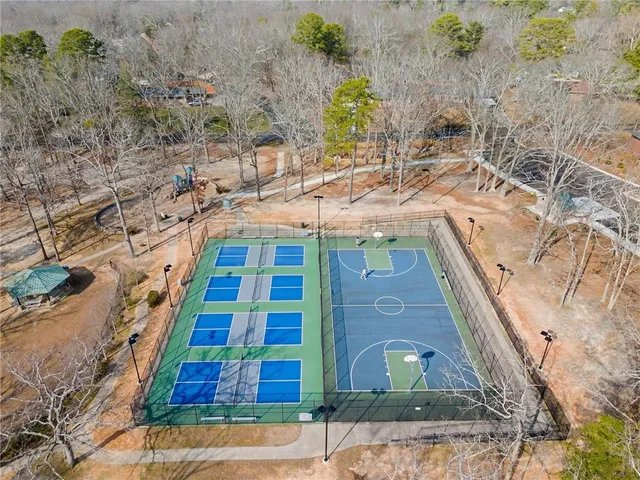 a view of a backyard