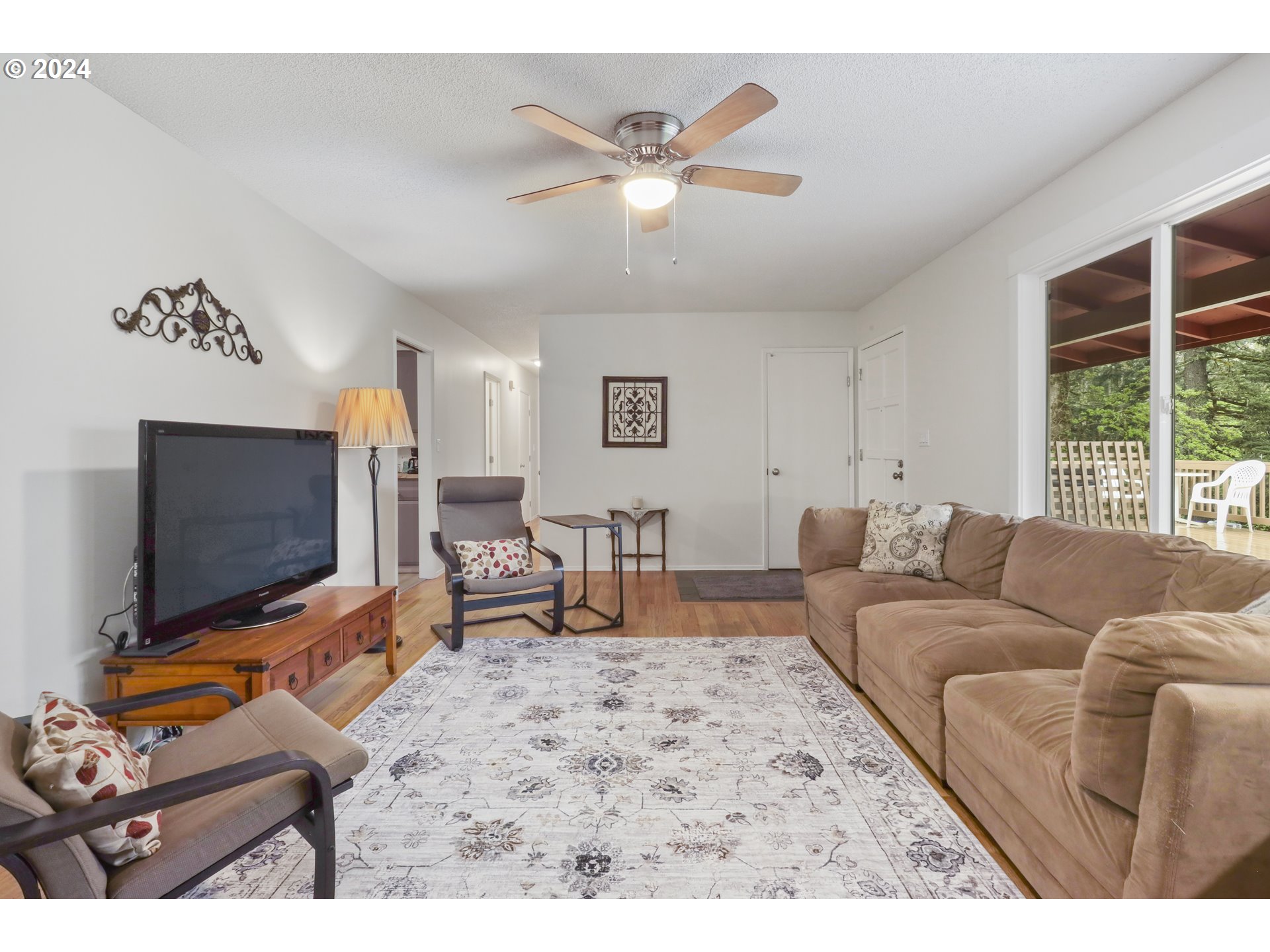 290 Northwest Chesser Road Stevenson, WA 98648 - Photo 13 of 43 a living room with furniture and a flat screen tv