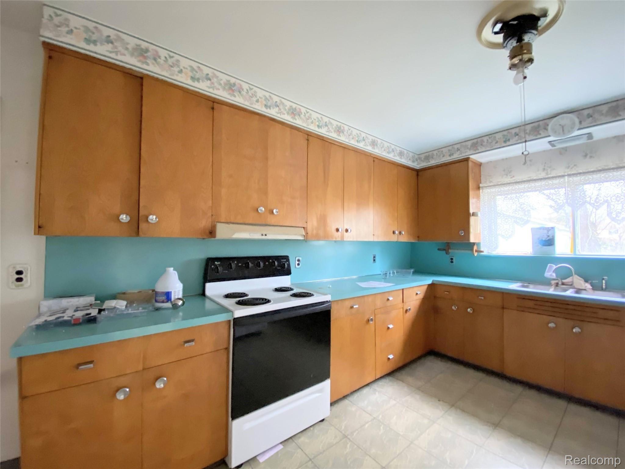1511 Parke Street Rochester, MI 48307 - Photo 13 of 39 11CCEC3A-464B-4D4F-8ED2-17E0D5887CB2.jpg