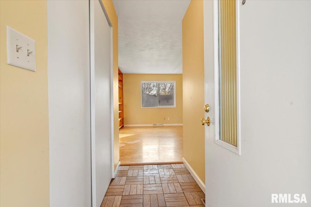 2544 Selkirk Road Springfield, IL 62702 - Photo 3 of 22