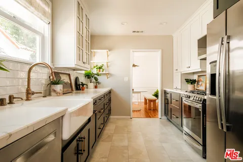 $1,099,000 | 239 West Fairview Boulevard, Inglewood, CA 90302