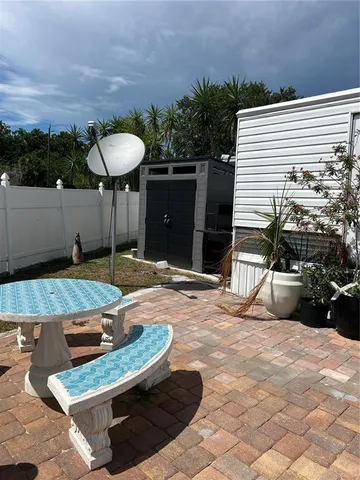 a view of a backyard