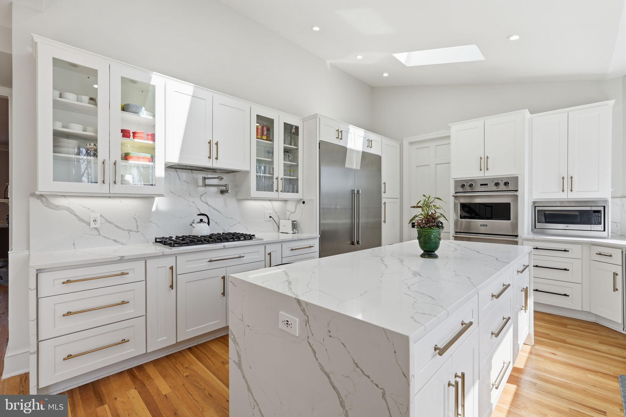 310 Springvale Road Great Falls, VA 22066 - Photo 13 of 68 Luxury Appliances